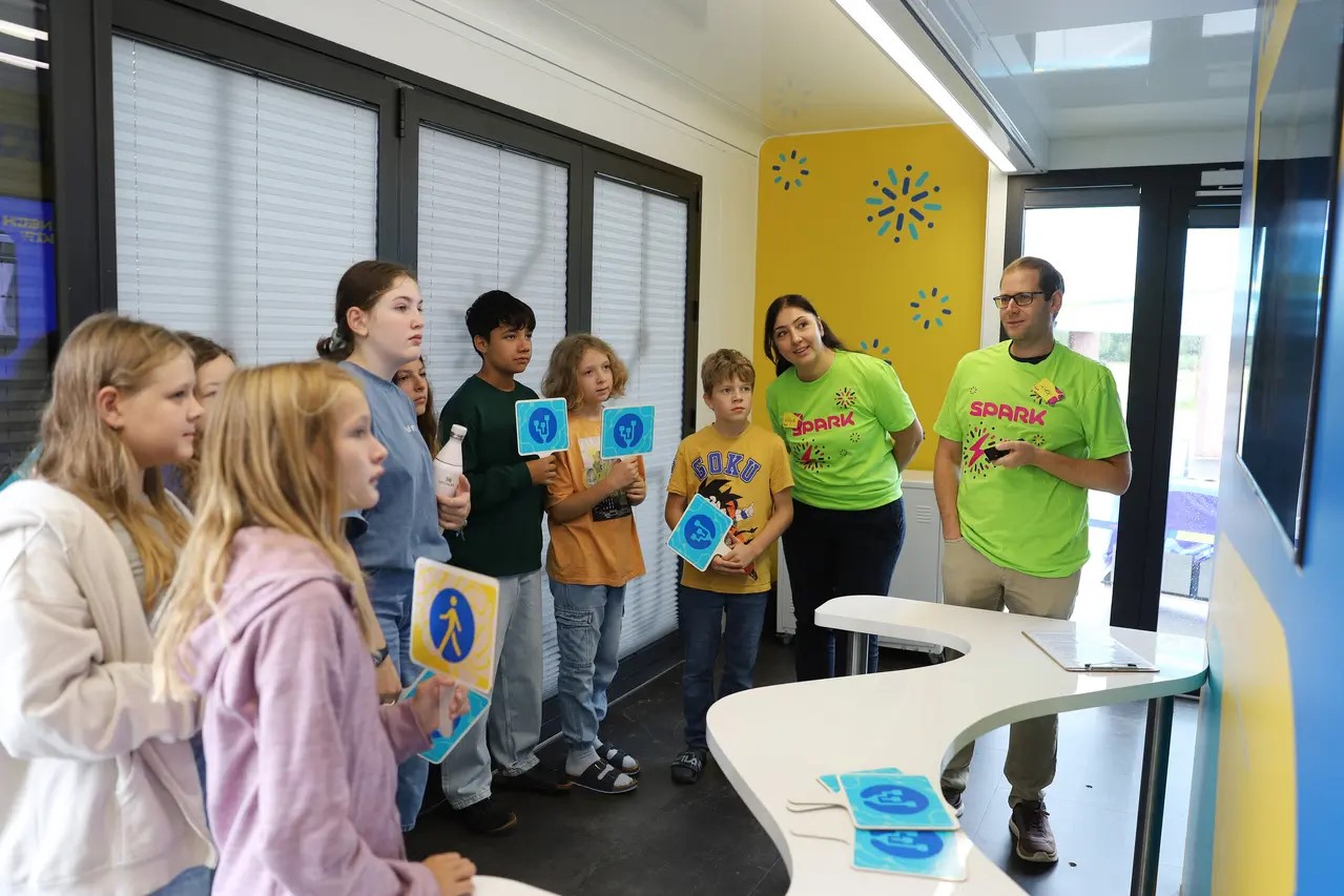 2617277_curiosity-cube-bringt-experimente-zu-ki-an-die-schule-in-vaduz_ajaxbilder-1280w_1EImhb_Knm9gP.jpg